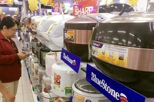 顧客在本市某超市選購電子、電器設備。