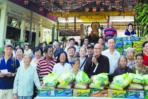 慈善團與當地孤寡長者合照。