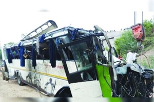 巴士被壓至粉碎。（圖源：互聯網）