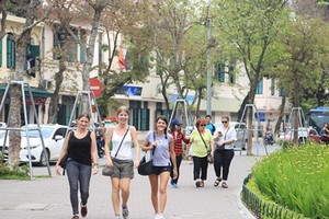 越南吸引許多國際遊客前來觀光。（圖源：藍青）