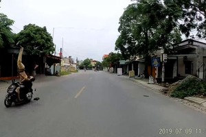 交警被摩托車騎士直面碰撞拋上空中。（圖源：視頻截圖）