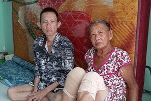 黃秋姜母子倆。