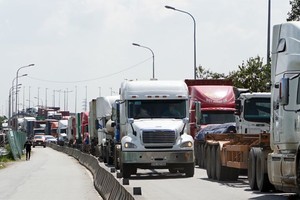 從第二郡美水交通環島區域延長從第九郡往第二郡的武志功街，往桔萊渡輪方向的阮氏定街等交通出現嚴重堵塞。（圖源：明心）