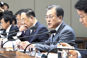 文在寅（右二）在公平經濟成果報告大會上發言。（圖源：韓聯社）