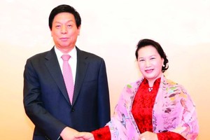 國會主席阮氏金銀與中國全國人大 常委會委員長栗戰書握手。（圖源：越通社）