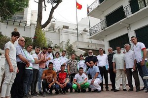 范國柱大使與山龍拳術聯合會領導班子及運動員合影。（圖源：互聯網）