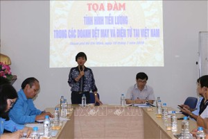 越南勞動總聯團勞動關係處副主任陳氏清霞（站立者）在研討會上發言。（圖源：越通社）