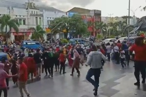 印尼北馬魯古省哈馬黑拉島(Halmahera)南部14日發生里氏7.2級地震，強烈搖晃讓民眾驚慌不已，有民眾拍到，購物中心裡民眾爭先恐後衝到戶外避難。（圖源：互聯網）