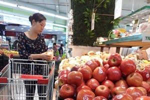 消費者在超市選購水果。