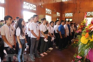 夏令營各代表在胡志明主席紀念館上香獻花，表達崇高追思及敬意。（圖源：越通社）