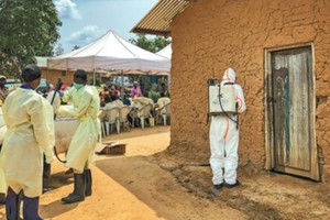 在剛果（金）東部的馬巴拉科，防疫人員在一處曾發現埃博拉病例的房屋消毒。（圖源：新華社）