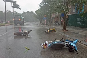 許多路人棄下摩托車避雨。（圖源：TNO）