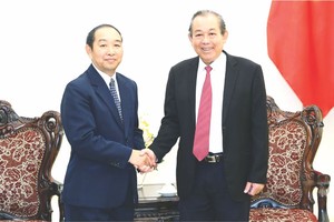 政府常務副總理張和平（右）接見老撾最高人民法院院長坎帕‧森達拉。（圖源：VGP）