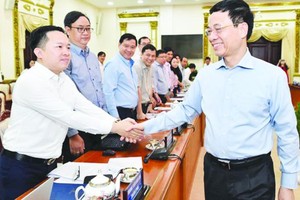 新聞與傳播部長阮孟雄（右）同與會代表握手。（圖源：互聯網）