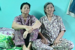 何民好與女兒周潤瓊。