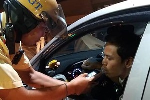交警在對一名司機進行酒精測試。（圖源：孟玲）