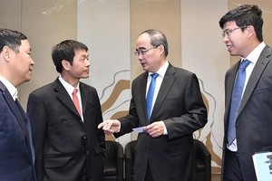 市委書記阮善仁（右二）與各代表在會議上交談。（圖源：越勇）