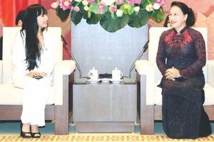 國會主席阮氏金銀（右）接見法國國會所屬法-越議員友好小組主席史蒂芬妮‧杜。（圖源：越通社）