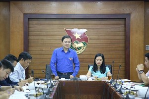 共青團中央常務書記阮英俊（站立）在會上發言。（圖源：海燈）