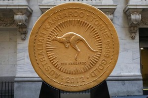 當地時間7月16日，珀斯鑄幣廠將世界上最大的金幣放在美國紐約證券交易所展出，這枚1噸重的硬幣保持著世界上最大硬幣的吉尼斯世界紀錄。（圖源：路透社）