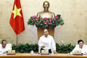 政府總理阮春福（中）在會議上發表講話。（圖源：越通社）