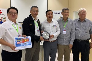 檳城潮商會代表向古家壽先生贈送紀念品。