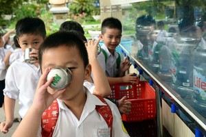 富潤郡胡文華小學生獲老師們指引斟夠要喝的水量，以形成 節省用水的好習慣。