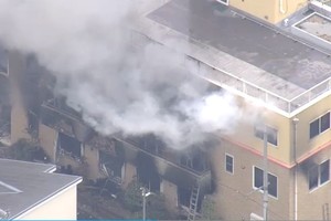 日本京都動畫工作室18日發生火災造成人命重大損失。（圖源：NHK）