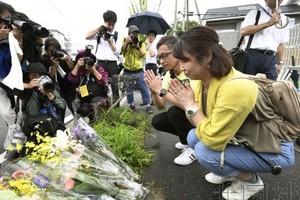 當地時間19日，日本京都，民眾前往京都動畫公司大火現場悼念遇難者。（圖源：共同社）