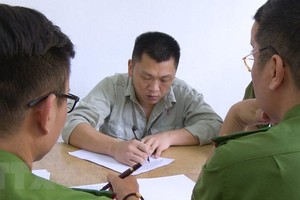 涉案嫌犯魏鴻秋在公安派出所親筆書寫供詞。