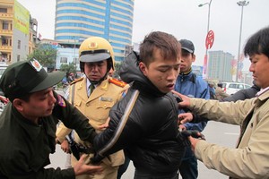刑警當場抓獲一名罪犯。（圖源：互聯網）