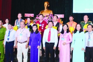 市及郡領導與獲選出席本市少數民族代表大會的代表 合照。