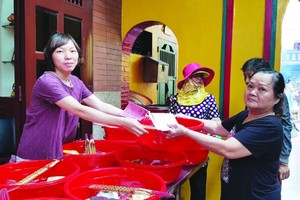 善信在溫陵會館領取“合家福物”以上香膜拜。