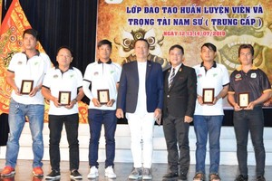 徐梓衡與劉劍昌兩位師傅向5位出色學員頒獎。