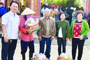 富山五行廟慈善組長鄒國榮(左一) 向少數民族同胞派發禮物。