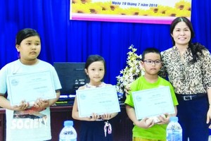 第五郡婦聯會主席陳氏秋香向清貧子弟頒發 “安東為學生接力”獎助學金。