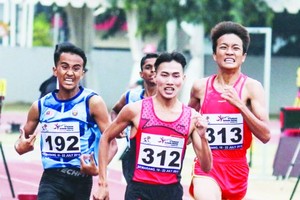 黎進龍與梁德福(右一和右二) 奪得男子1500米的1金1銀。