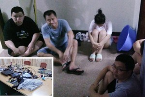 被扣留的5名中國籍嫌疑人及涉案設備工具（小圖）。（圖源：警方提供）