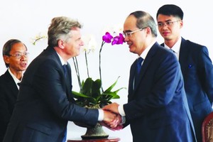 市委書記阮善仁(前右)接見法國全國共產黨書記法比安‧魯賽爾。（圖源：越通社）