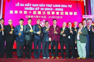 新屆理事會向來賓行見面禮。