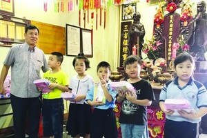 曾文良理事長向優秀小學生頒獎。