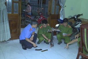 公安力量勘查現場時搜出疑作案的一把AK-47步槍。（圖源：東元）