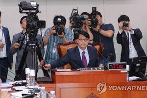 7月22日，在國會，外統委主席尹相現在全體會議上敲槌。 （圖源：韓聯社）