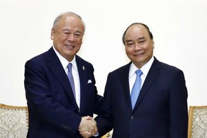 阮春福總理（右）接見日-越友好議員聯盟特別顧問。（圖源：越通社）