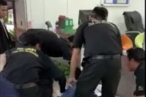 阿P 遭Alibaba公司多名保安人員集體攻擊現場。（圖源：互聯網）