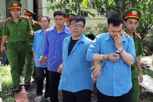 法院判刑後，法警將罪犯押出法庭送往監獄服刑。（圖源：裴潘）