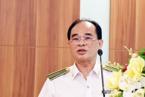 國家副總審計長阮光成在會議上匯報本年度國家審計機關的審查與評價工作進度。（圖源：N.Lộc）