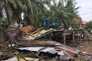 圖為安江省新州市某一民房遭強降雨夾旋風吹襲坍塌現場。（圖源：寶斗）