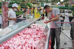 外商關注越南糧食食品市場。圖為消費者在超市選購食品。（示意圖源：互聯網）
