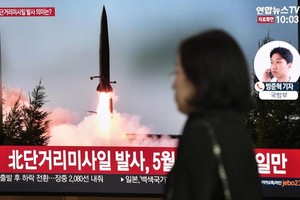 韓國電視新聞屏幕顯示朝鮮發射導彈(圖取自越通社)。